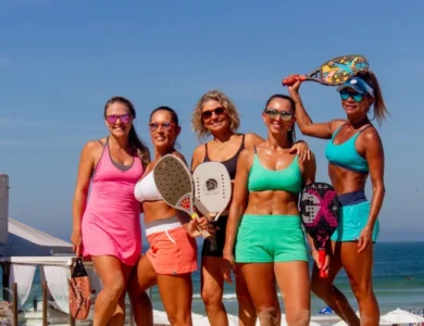 Mulheres jogando beach tennis com roupas da Erica Garbo