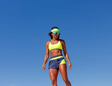 Mulher usando roupas de beach tennis na praia