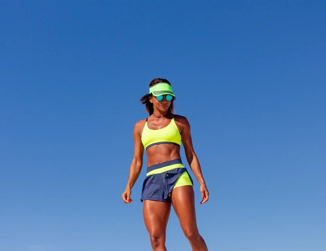 Mulher usando roupas de beach tennis na praia